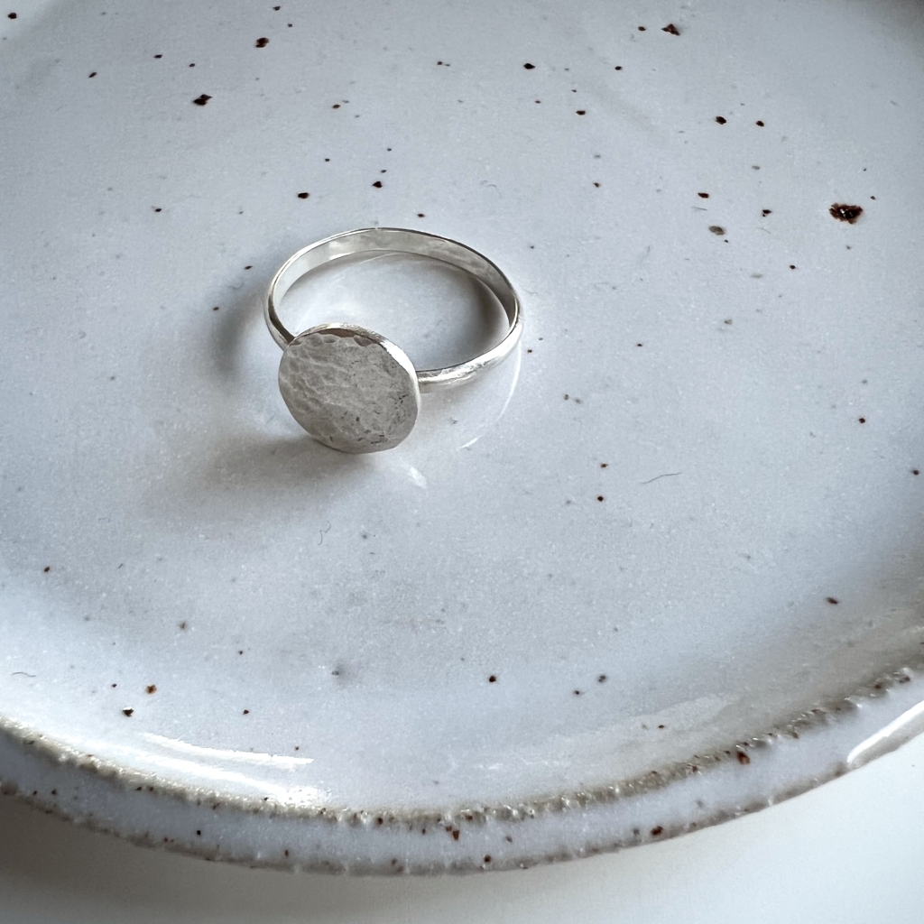 A beautiful 925 sterling silver ring with a hammered full circle.
2 mm wire.