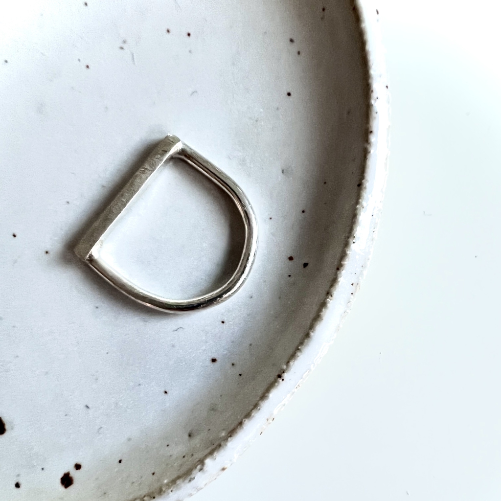 A beautiful 925 sterling silver ring with a geometrical simple form.
2 mm wire.