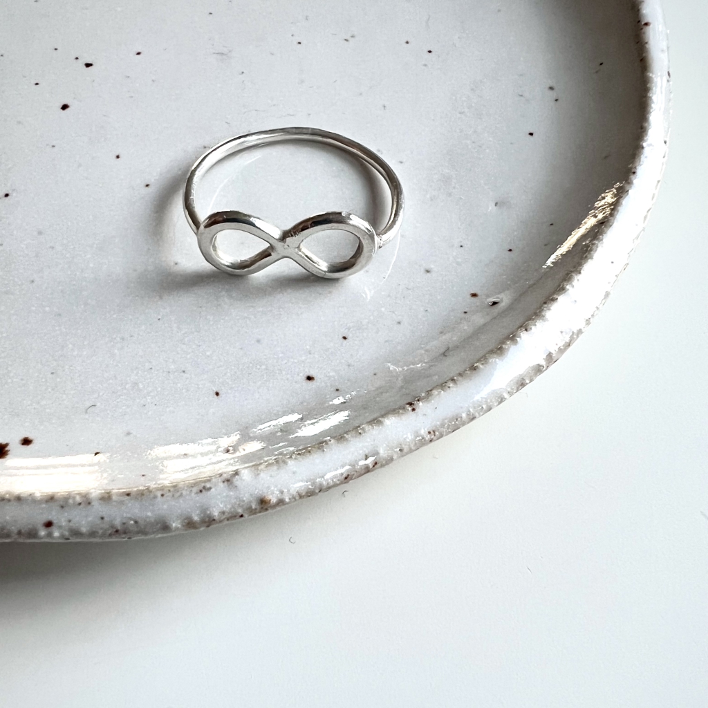 A beautiful 925 sterling silver ring with infinity symbol.
1,5 mm wire.