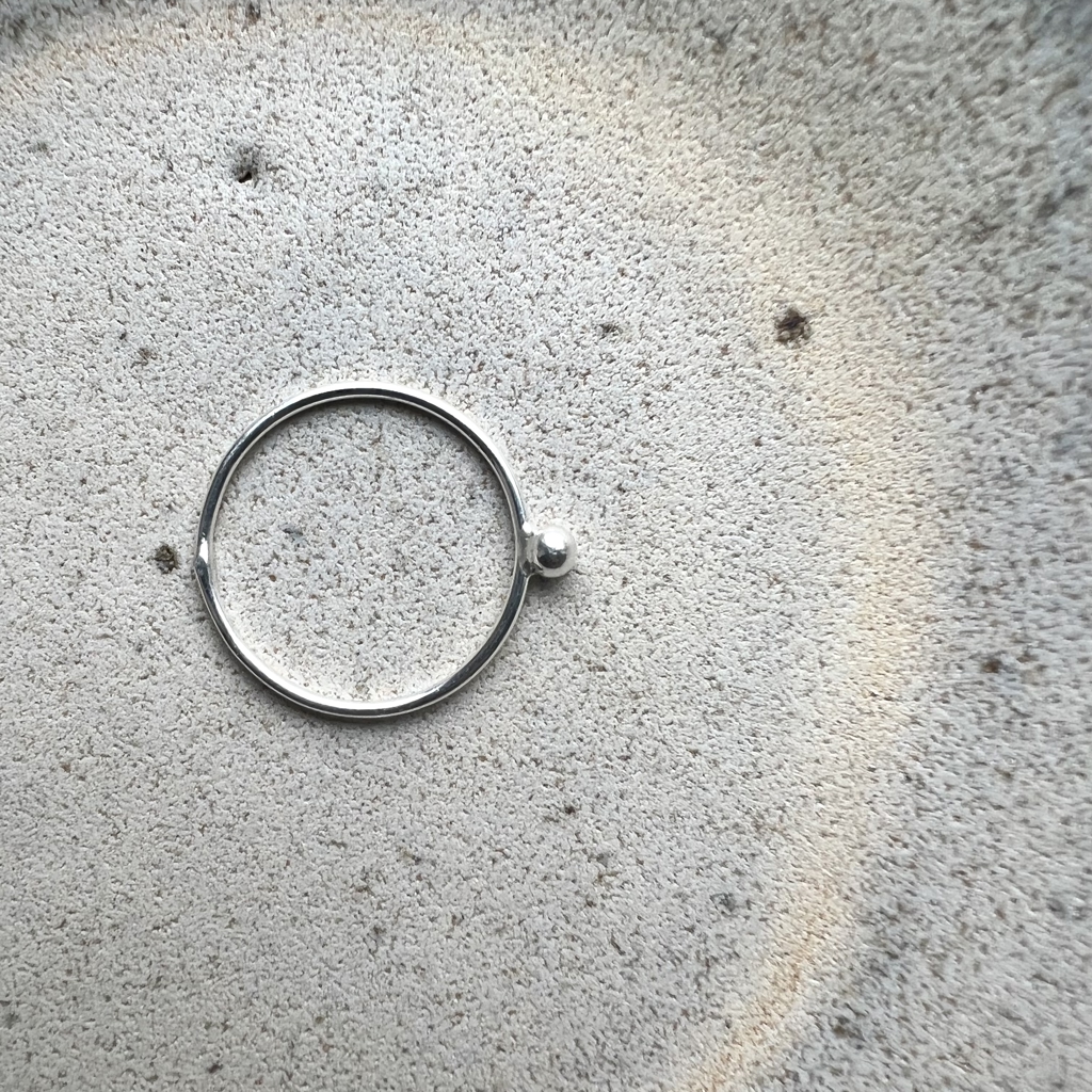 A simple 925 sterling silver ring with a little dot.
1 mm wire.