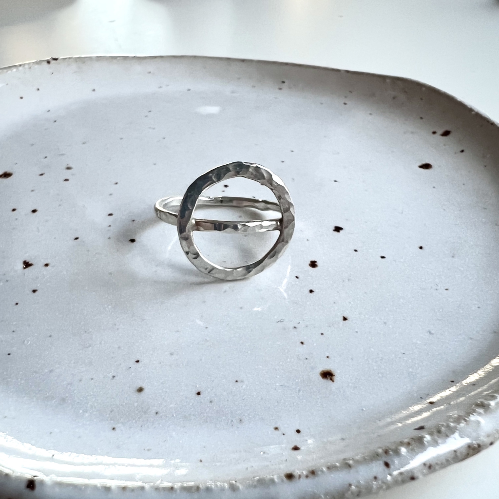 A beautiful 925 sterling silver hammered ring with a hammered circle.
1,5 mm wire.