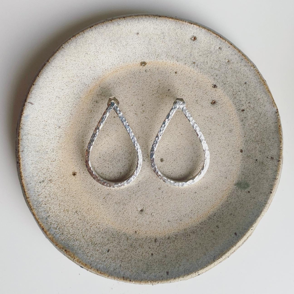 Big earrings with the shape of a drop and a hammered finish. 2 mm wire. 3,5 cm long.