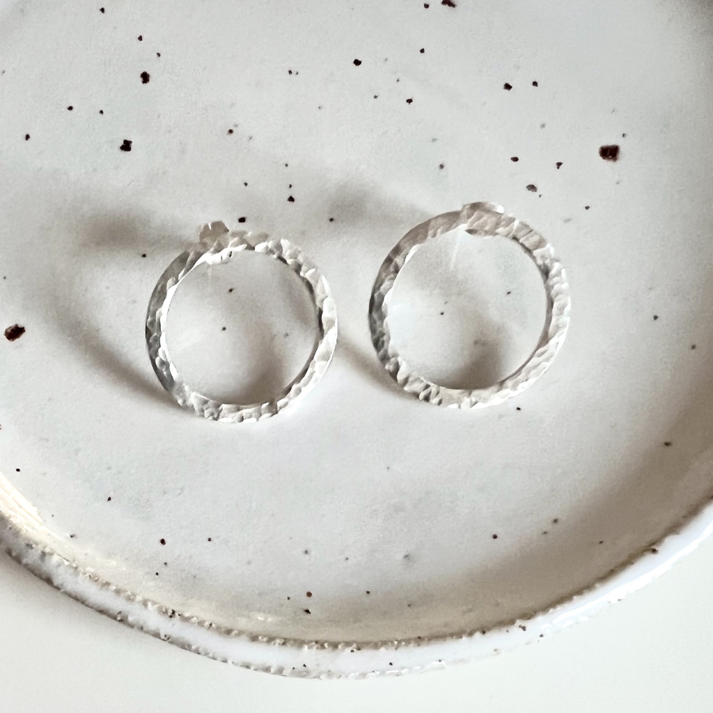 Round earrings with a hammered finish.
2,5 cm diameter. 2 mm wire.